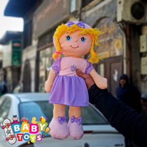 دمية للأطفال وسط